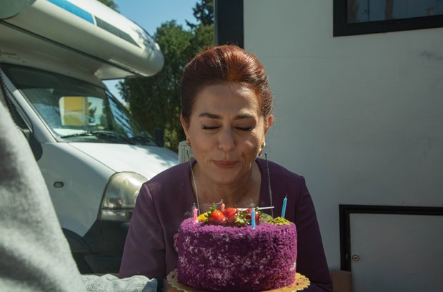 Nazan Kesal yeni yaşını sette kutladı!