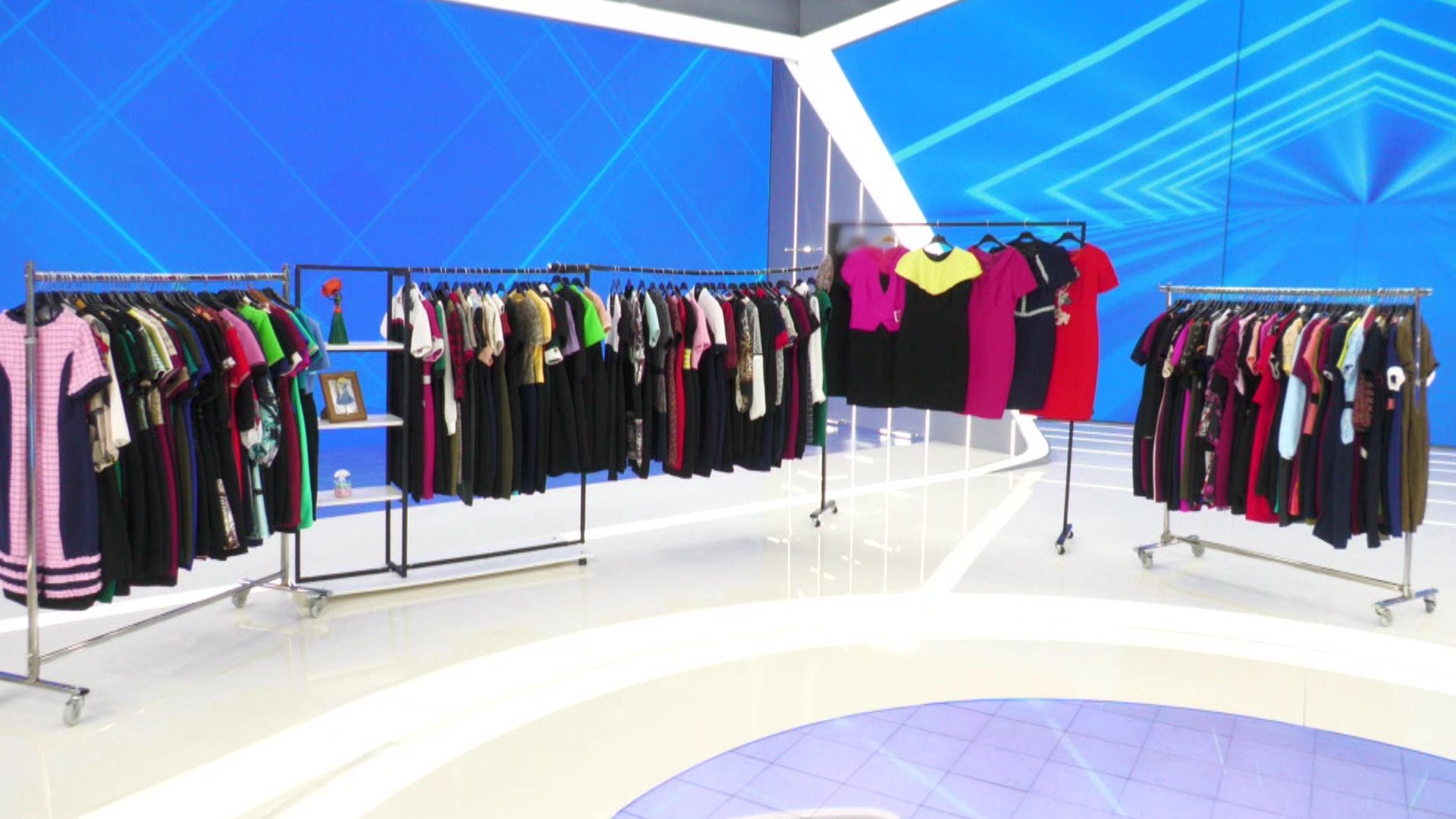 Müge Anlı elbiselerini hediye ediyor!