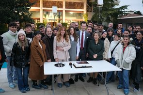 ‘Altın Kafes’ ekibi  ilk bölümü pasta keserek kutladı!