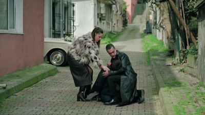 Behram, Mahi’yi kaçırıyor!