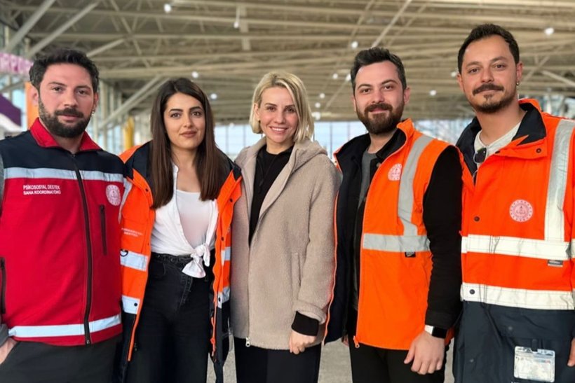 Esra Erol deprem bölgesinde yaraları sardı