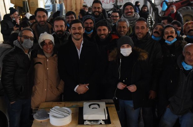 Burak Deniz'e doğum günü sürprizi