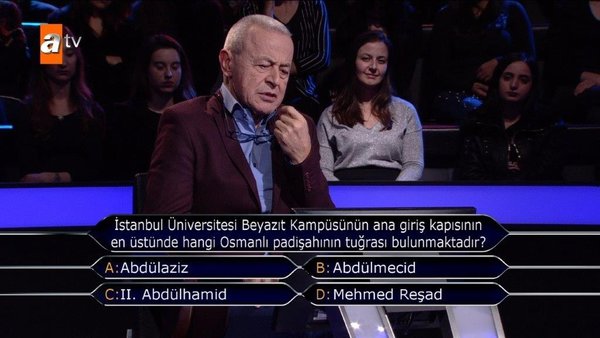 İstanbul Üniversitesi Beyazıt Kampüsünün ana giriş kapısının en üstünde hangi Osmanlı Padişahının tuğrası bulunmaktadır?