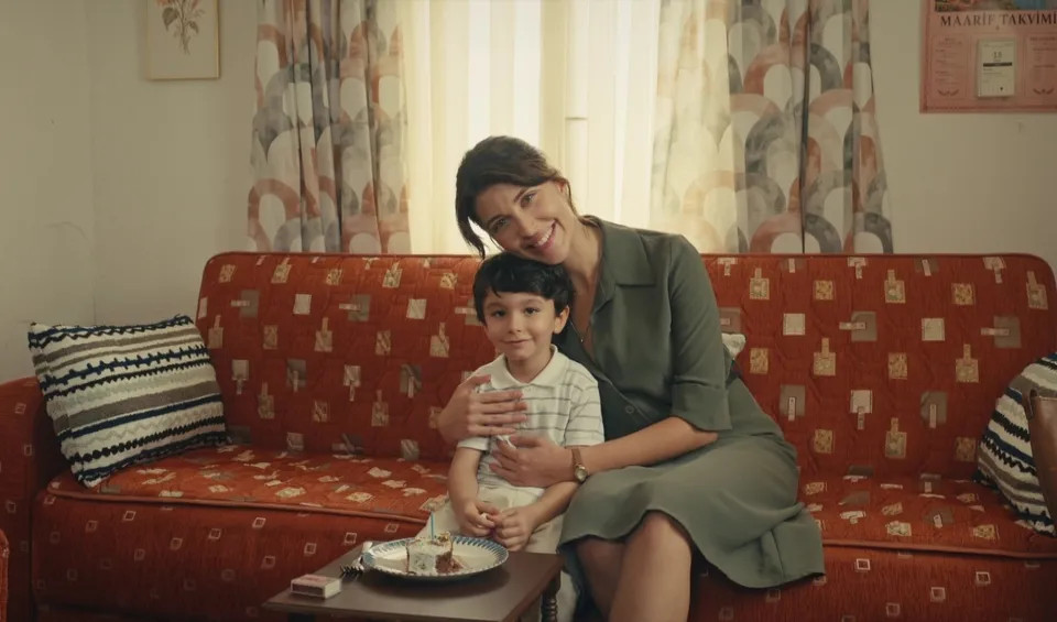 Emir pastasını annesiyle üflüyor!