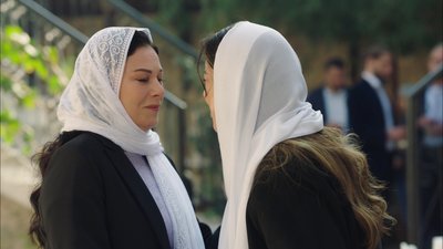 Feraye, Azade’nin kollarında feryat etti!