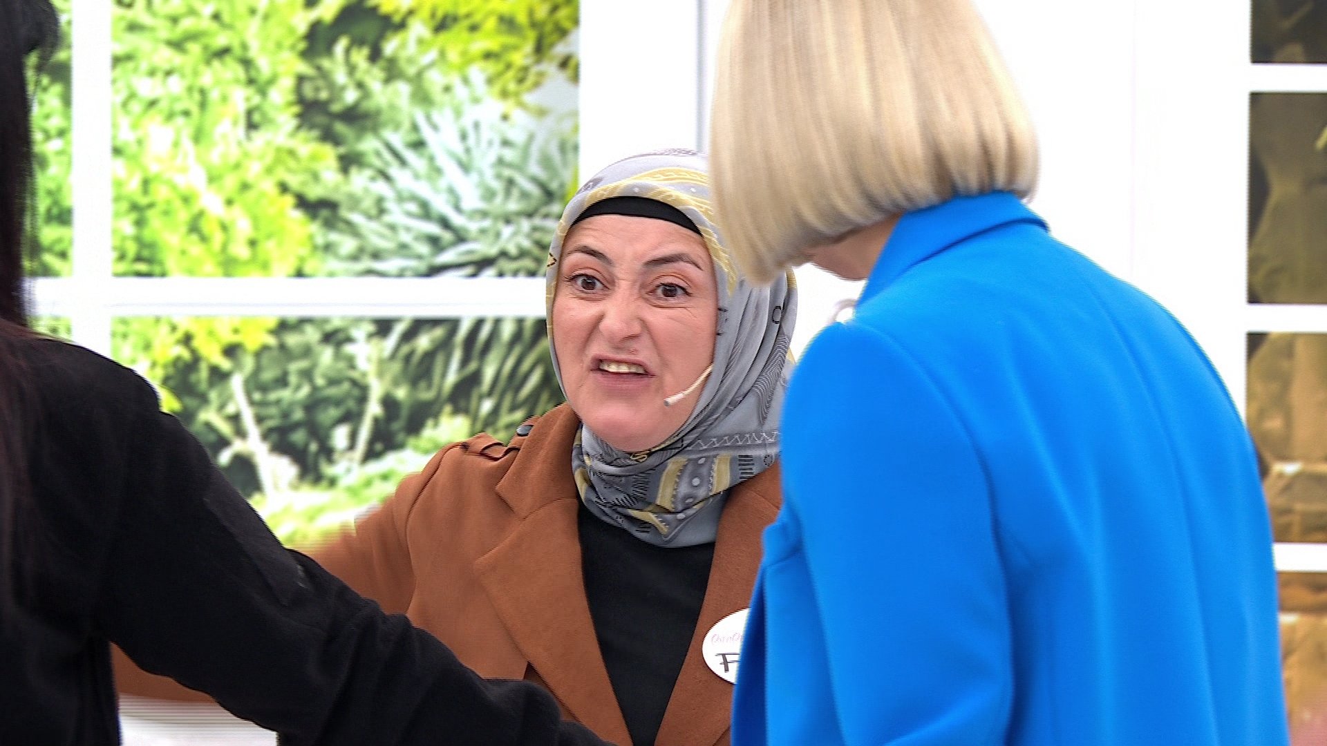 Engelli eşinin üstüne yürüdü