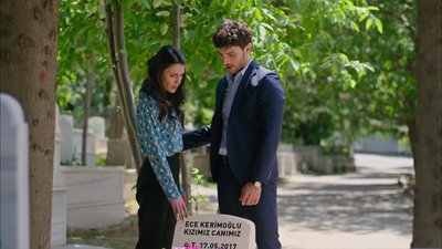 Kağan ve Leyla kızlarının mezarında