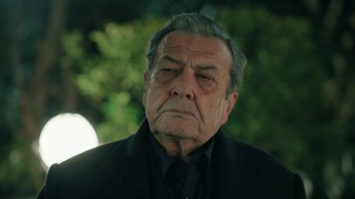 Tahir Bey, ailesini zorla eve götürüyor!