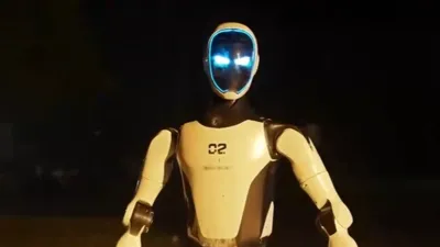 İnsan koruyan insansı robot
