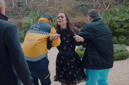 Özlem hastaneye götürülüyor!