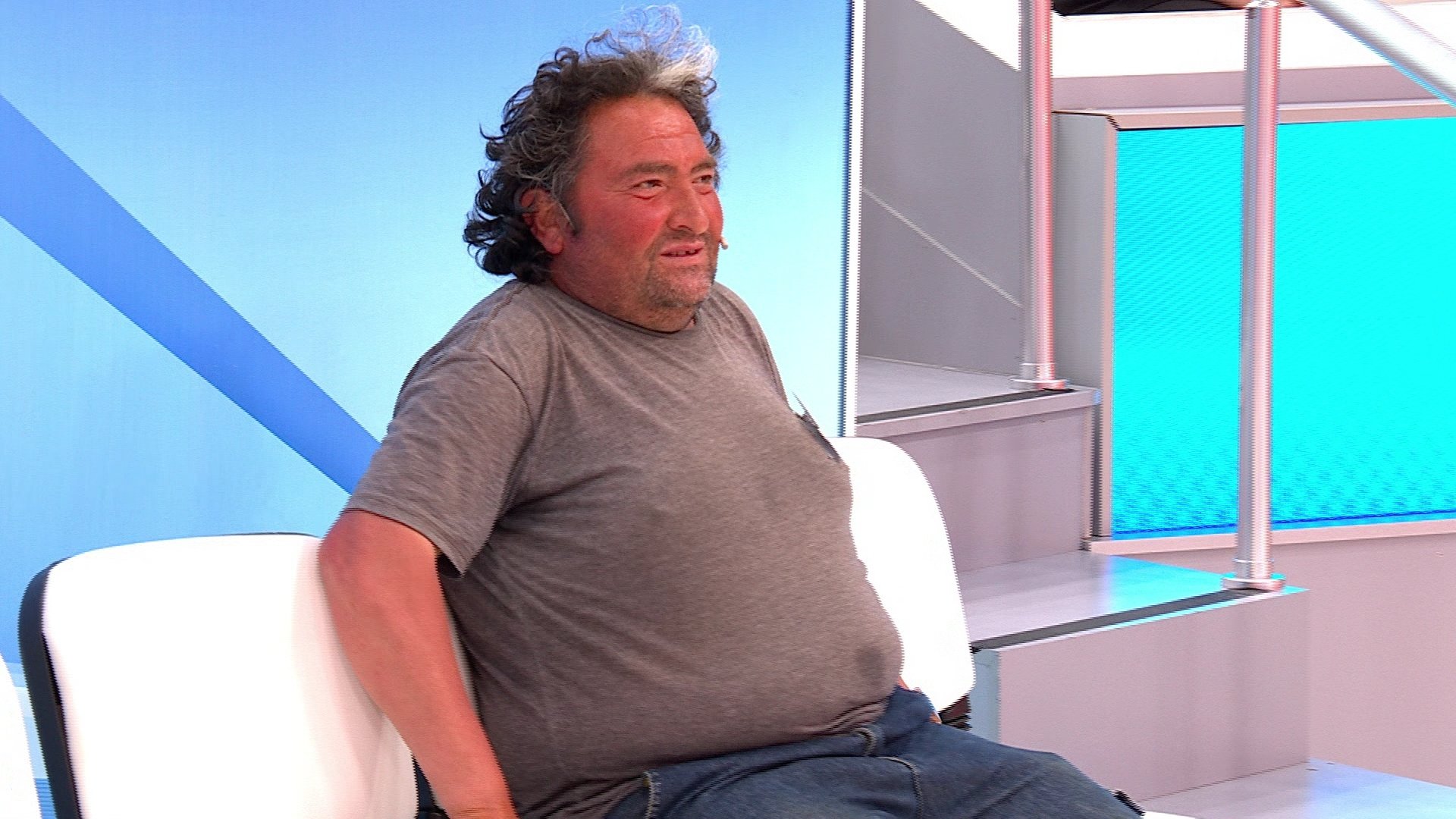 Kendini yere attı, kocasını istedi