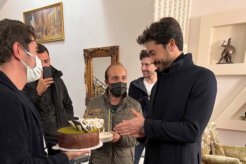 Gökhan Alkan'a sette doğum günü kutlaması!