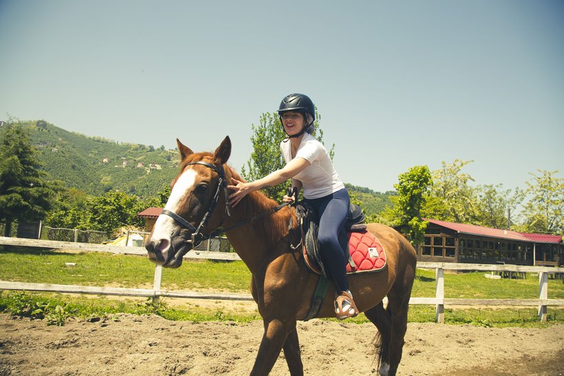 Yeni rolü için binicilik eğitimi aldı