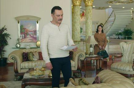 Muzaffer, Nefise’nin mektubunu okuyor