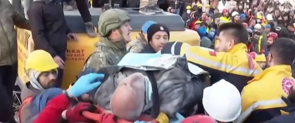 Ağlatan sözler... "Beni bırakın önce eşimi çıkarın!"
