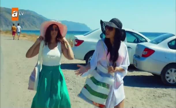 Esra, Günce’nin arabasına zarar veriyor