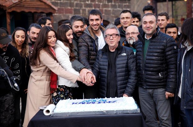 "Sen Anlat Karadeniz" ekibinden pastalı kutlama