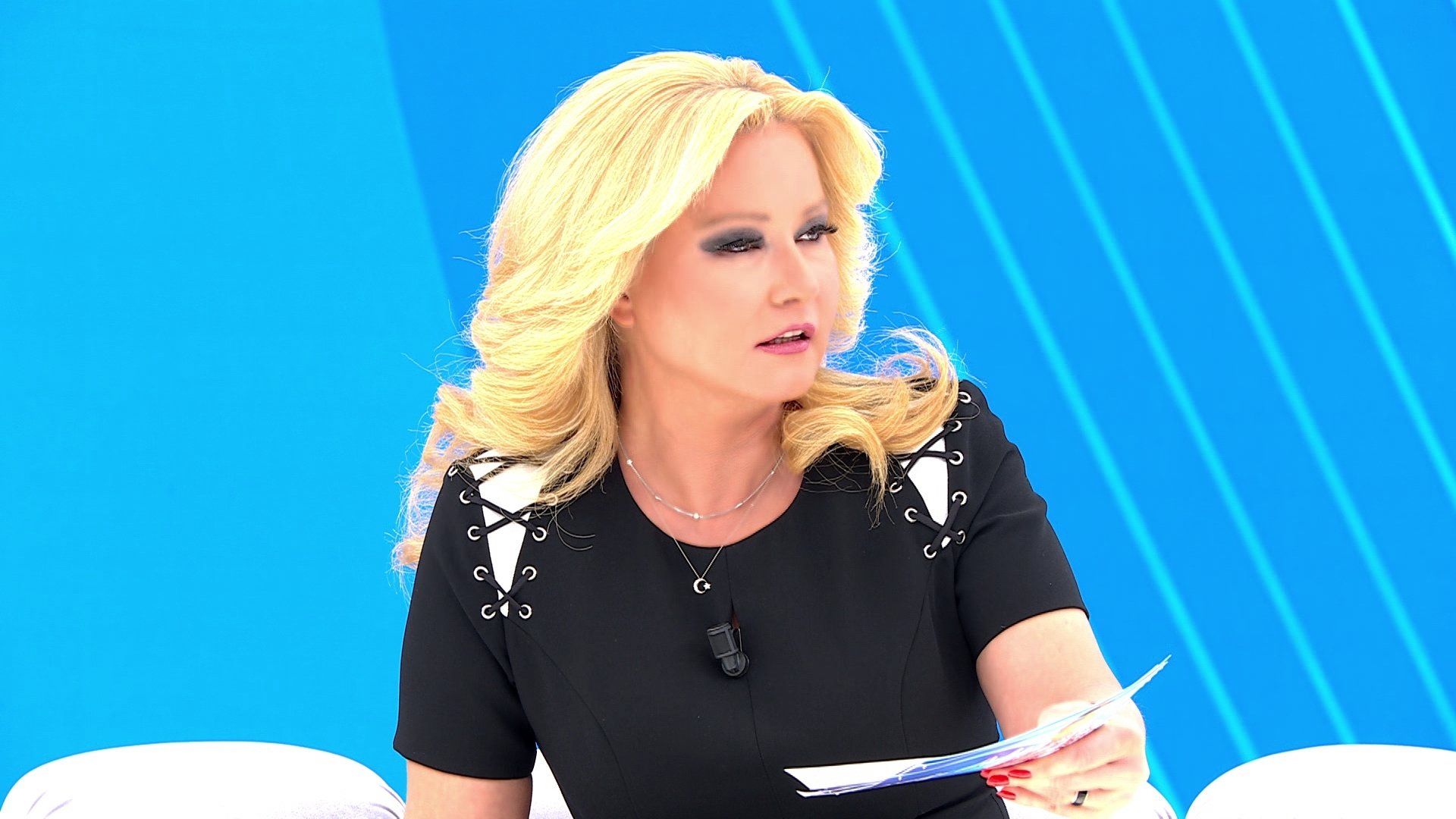 Müge Anlı elbiselerini hediye ediyor!