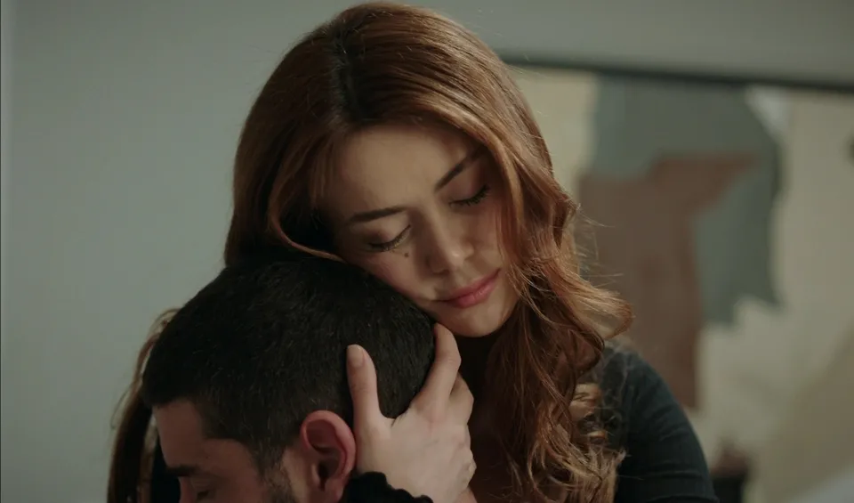 Elif, Fırat’a sarılmadan odadan çıkamadı