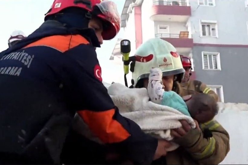 Mucize yaşandı... Anne ve altı aylık bebeği depremden sağ kurtarıldı