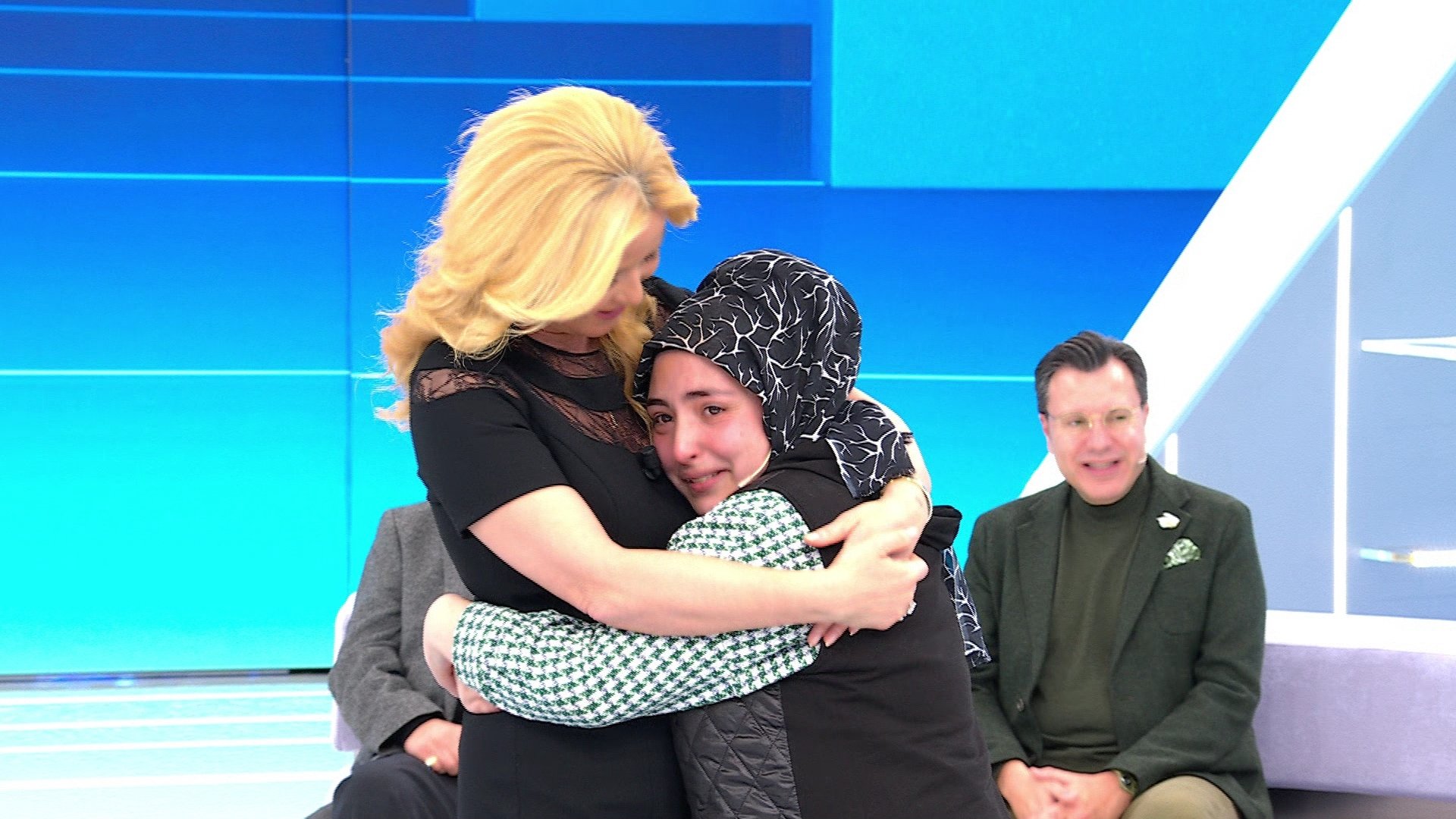 Kaçak gelin Müge Anlı ile kucaklaştı