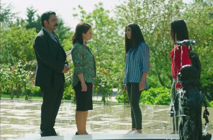 Zeynep ile Cemre Azime’yi suçluyor!