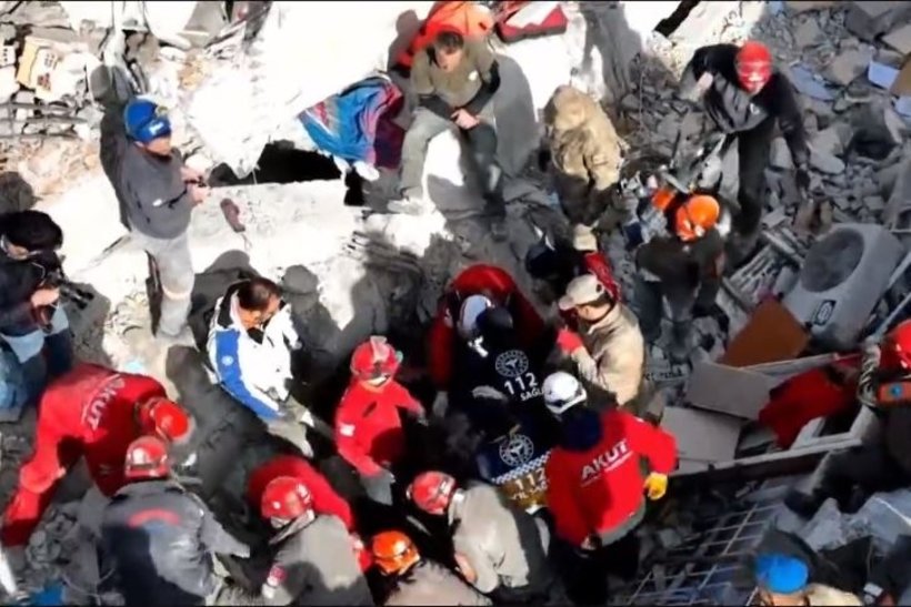 Depremde can kaybı 5894'e yükseldi