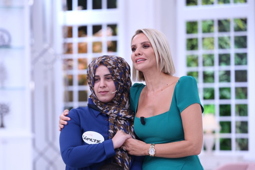 Bir anne daha Esra Erol’da evladına kavuştu.