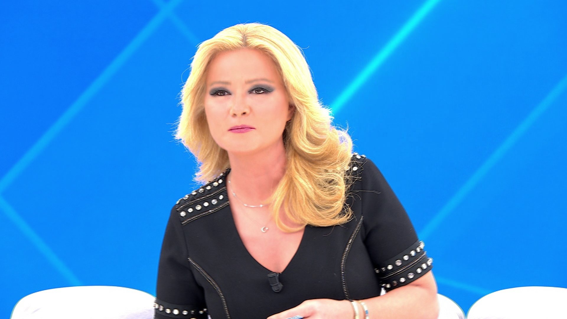 Müge Anlı elbiselerini hediye ediyor!