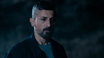 Emir ve Uzay yanan araçta mahsur kaldı!