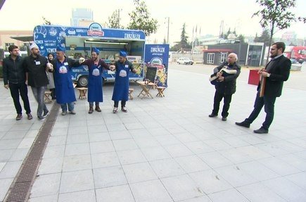 Trabzonlu yarışmacılar, kemençe eşliğinde horon tepiyor!