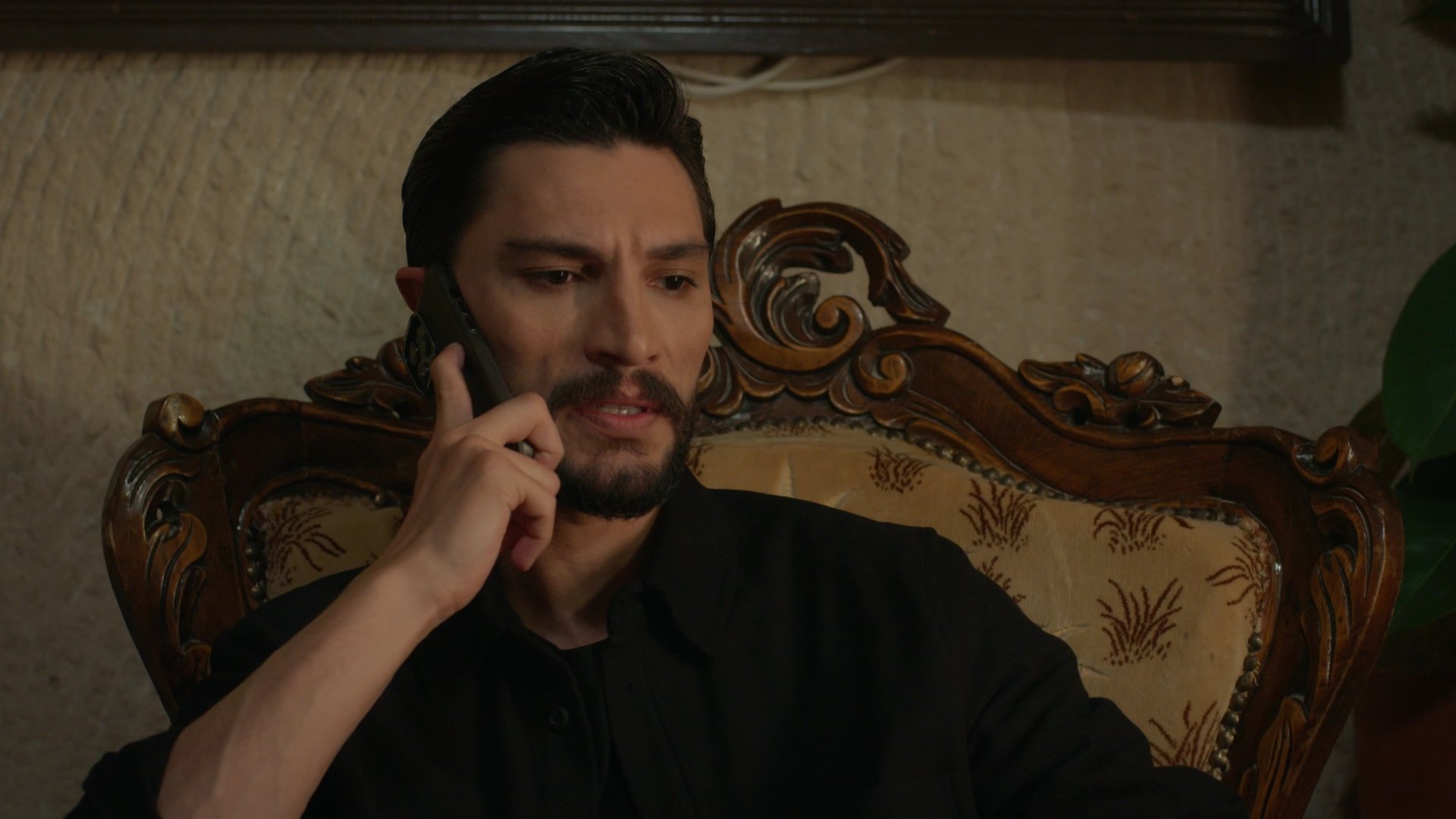 Feraye aşkını kalbine gömüyor!