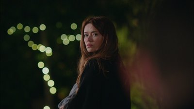 Sude, Elif’e bebeğiyle gösteriş yapıyor