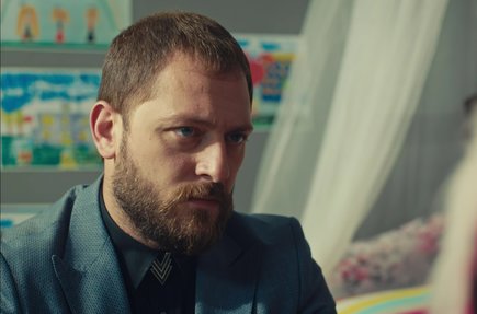 Cihan, Şahin’in kolundaki izi görüyor!