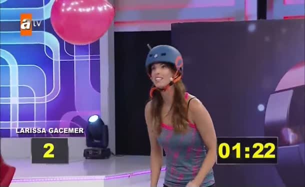 Balon patlatma oyununda Larissa Gacemer’den harika performans!