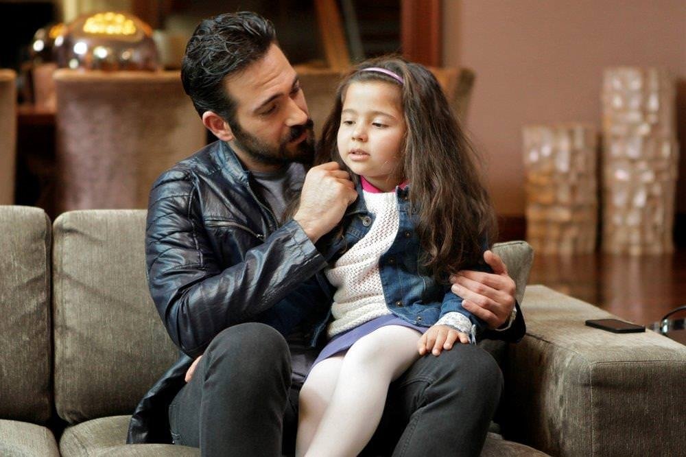 "Не отпускай мою руку" Gitme, Kal (TV Episode 2019) - Alina Boz as Azra Günes -