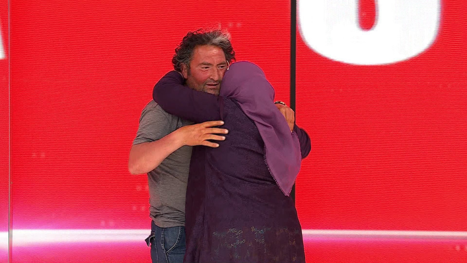 Kendini yere attı, kocasını istedi