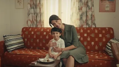 Emir pastasını annesiyle üflüyor!