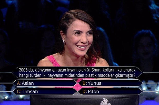 2006’da, dünyanın en uzun insanı Xi Shun, kollarını kullanarak hangi türden iki hayvanın midesinden plastik maddeler çıkarmıştır?