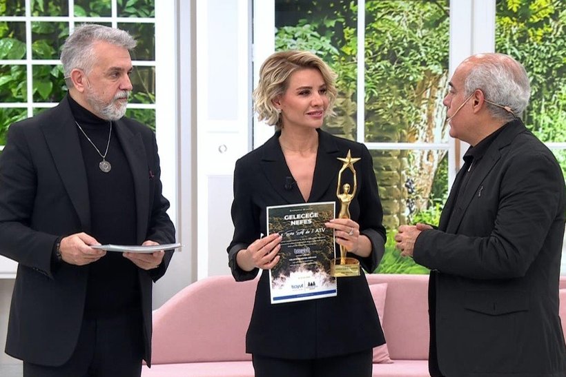 Engelsiz Yaşam Vakfı'ndan Esra Erol'a ödül