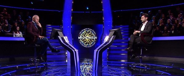 İstanbul Üniversitesi Beyazıt Kampüsünün ana giriş kapısının en üstünde hangi Osmanlı Padişahının tuğrası bulunmaktadır?