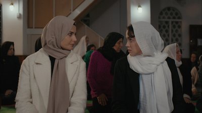 Leyla, Azam için teravihe gitti