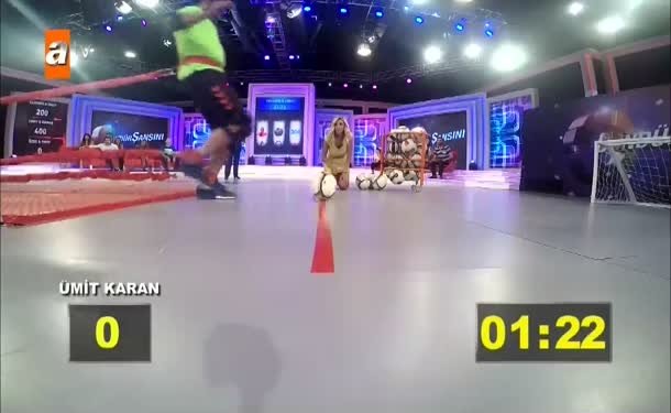 Lastikli futbol oyununda Ümit Karan’ın zor anları!