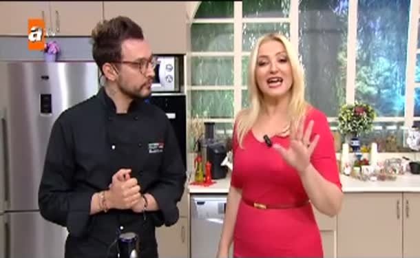 Canlı yayında gülme krizi!