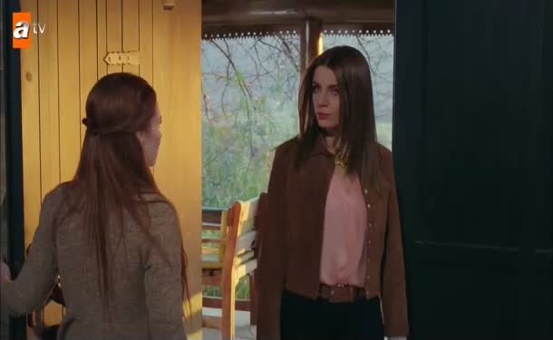 Banu Zeynep’le konuşmaya gelir ve Gökhan’a yakalanır!