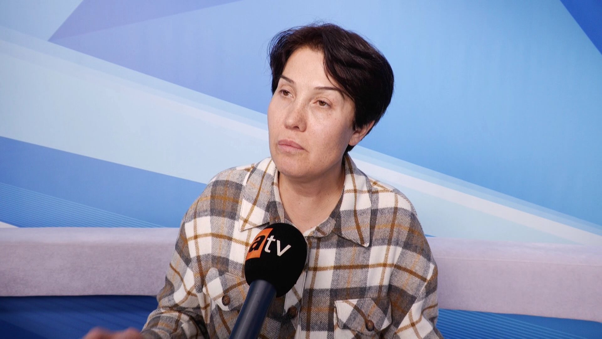 Kendinden küçük sevgilisine kandı, parasından oldu
