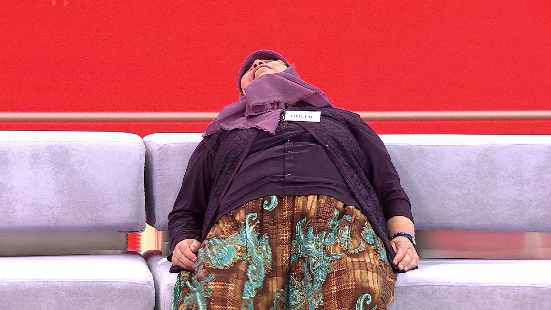 Kendini yere attı, kocasını istedi