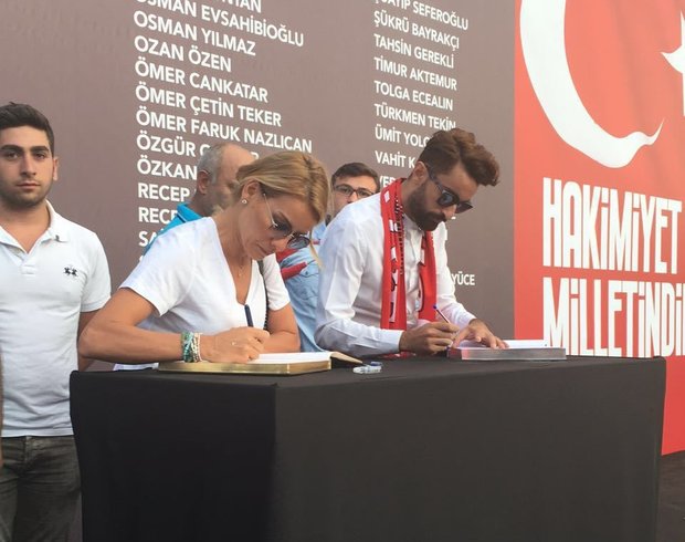 Esra Erol Taksim ve Kısıklı'da demokrasi nöbetindeydi