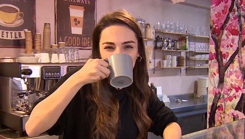 Yağmur Tanrısevsin, Dizi TV izleyicileri için latte yapıyor