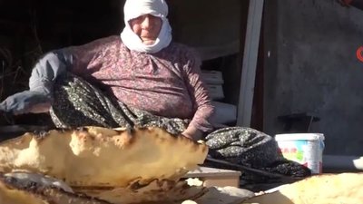97 yaşındaki Mesude Nine 67 yıldır ekmeğini tandırdan kazanıyor